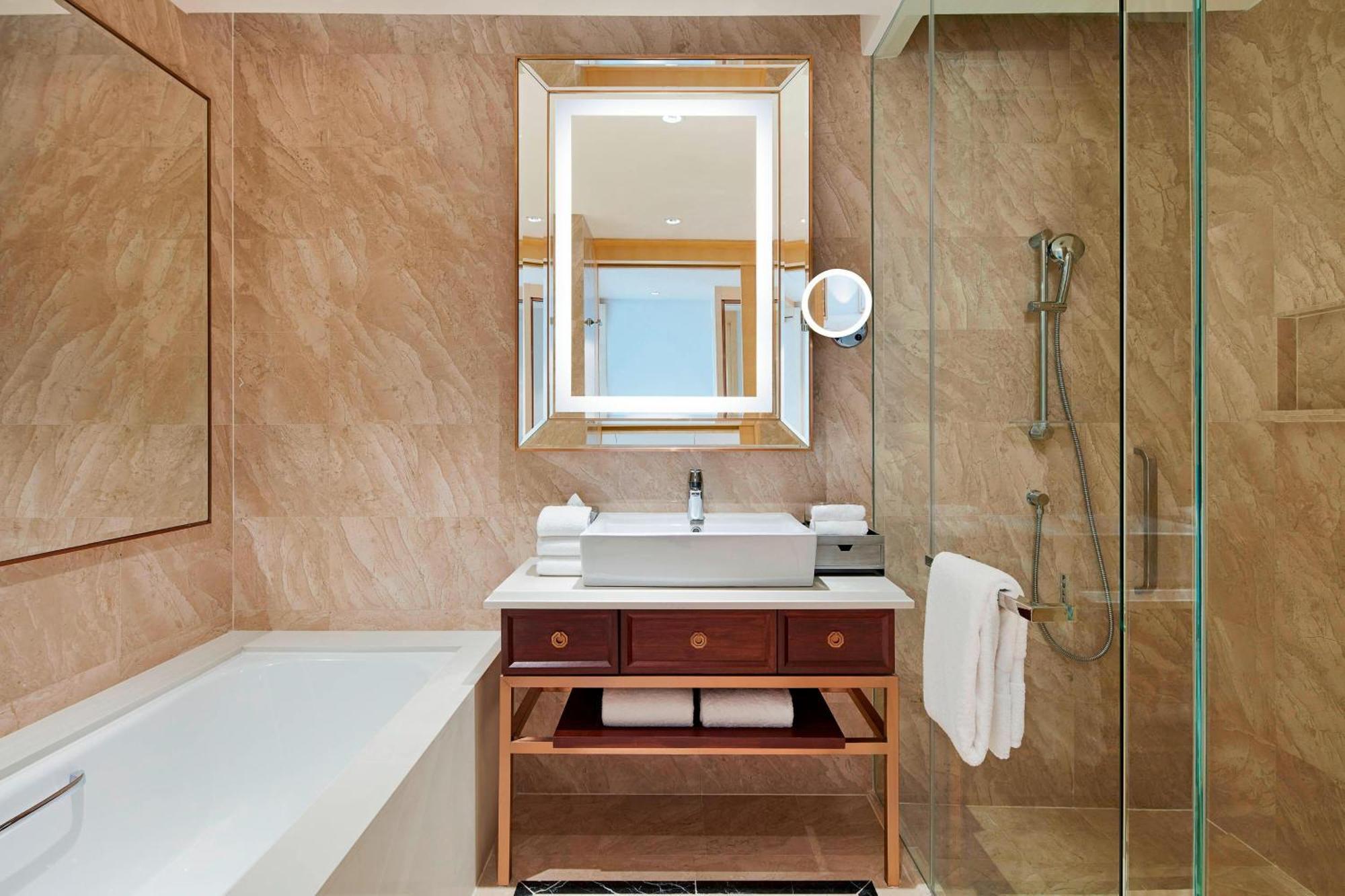 Sheraton Petaling Jaya Hotel Exterior photo Bathroom