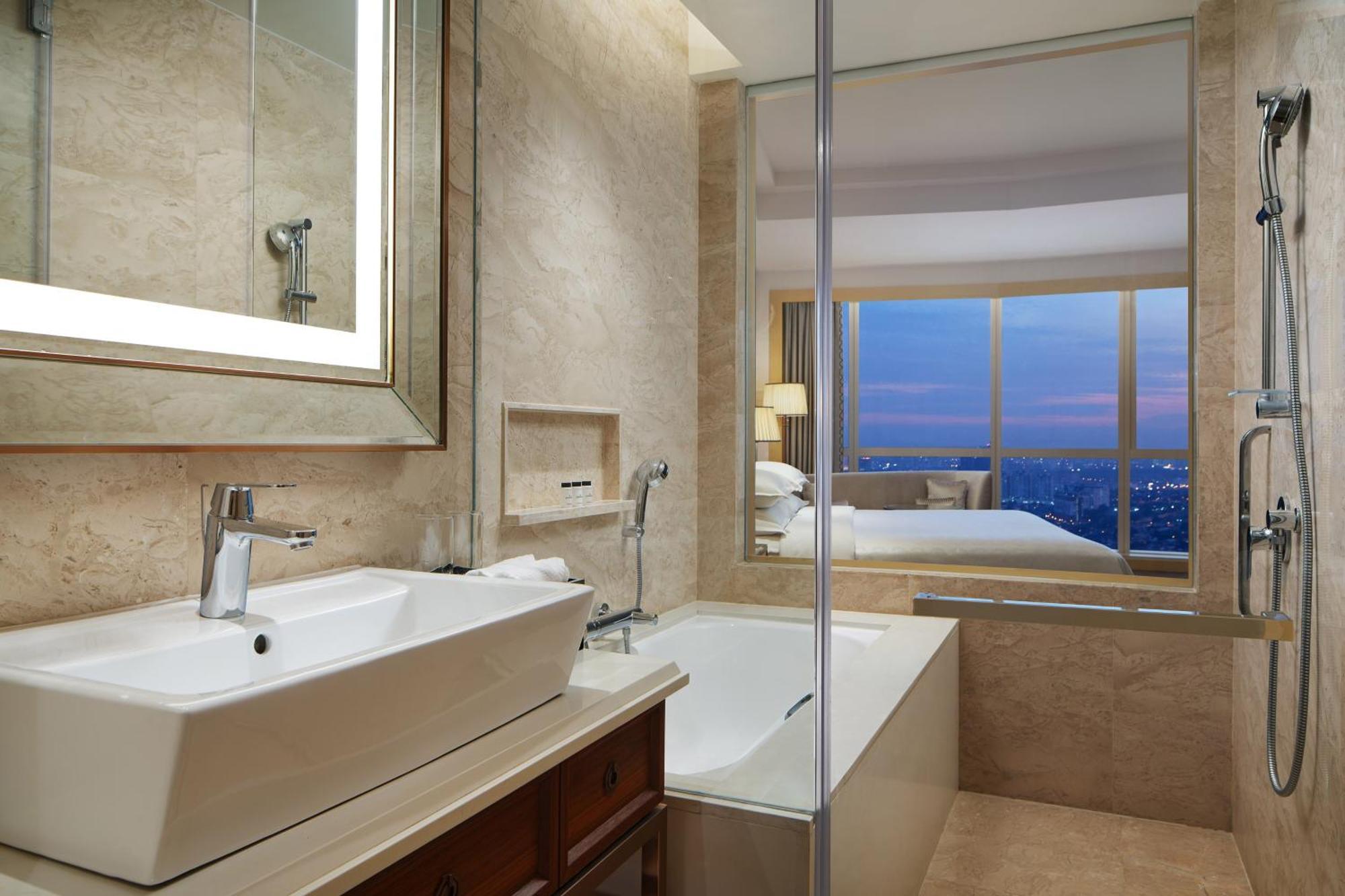 Sheraton Petaling Jaya Hotel Exterior photo Bathroom