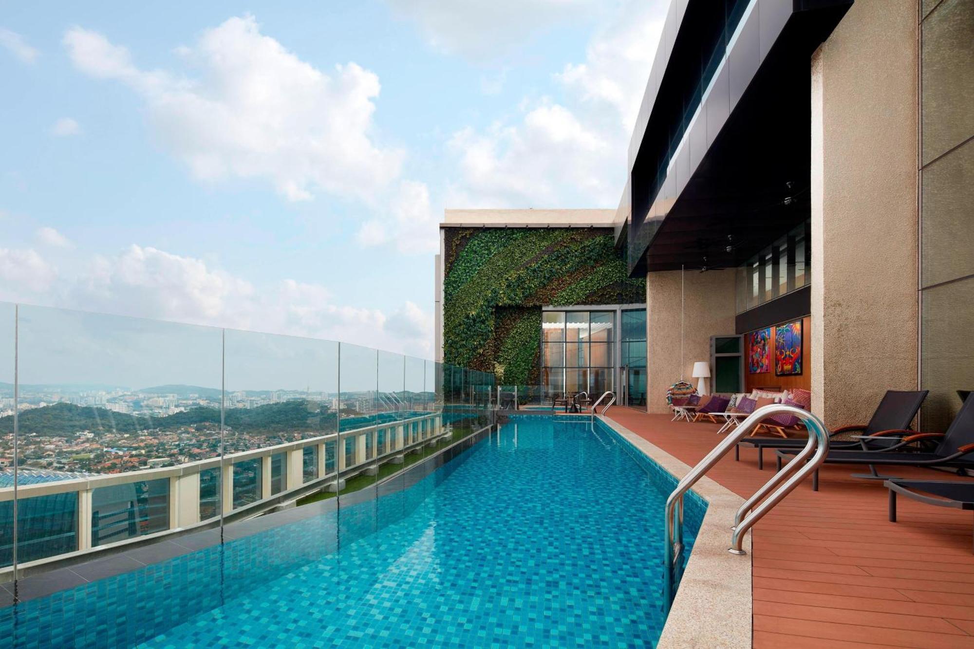 Sheraton Petaling Jaya Hotel Exterior photo The swimming pool at the hotel